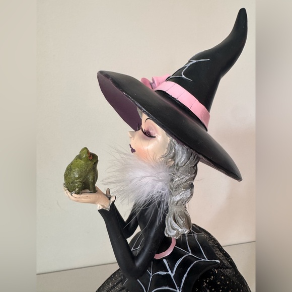 Halloween Witch Kissing Frog Eyelashes Coquette Bow Beautiful Witch Resin NWT - Picture 2 of 5